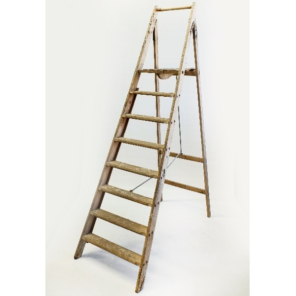 Vintage houten oude trap - hoog